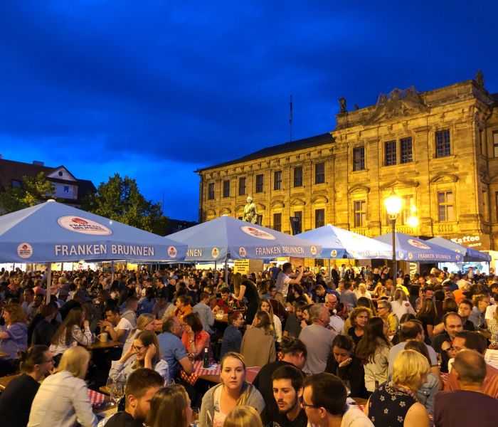 Genussvielfalt aus Franken: Erlanger Weinfest präsentiert 40 ausgewählte Weine von renommierten Weingütern. (Foto: Erlanger Tourismus und Marketing Verein e.V.)