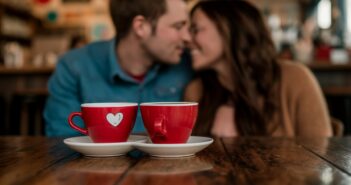 Dating Cafe – Ihre Plattform für echte Begegnungen. (Foto: AdobeStock Curioso.Photography _808221233)