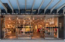 C&A Store in einem modernen Einkaufszentrum, der die Bandbreite der angebotenen Mode zeigt (Foto: AdobeStock 490488575-driendl).