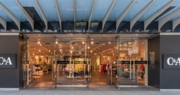 C&A Store in einem modernen Einkaufszentrum, der die Bandbreite der angebotenen Mode zeigt (Foto: AdobeStock 490488575-driendl).