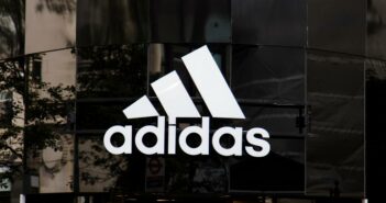 Die Gründung von adidas in Deutschland und der globale Aufstieg der Marke (Foto: AdobeStock 283043772 ink drop)