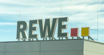 Rewe Group Filiale, nachhaltige und innovative Gestaltung in Köln. (Foto: AdobeStock 592782226-Annabell Gsödl)